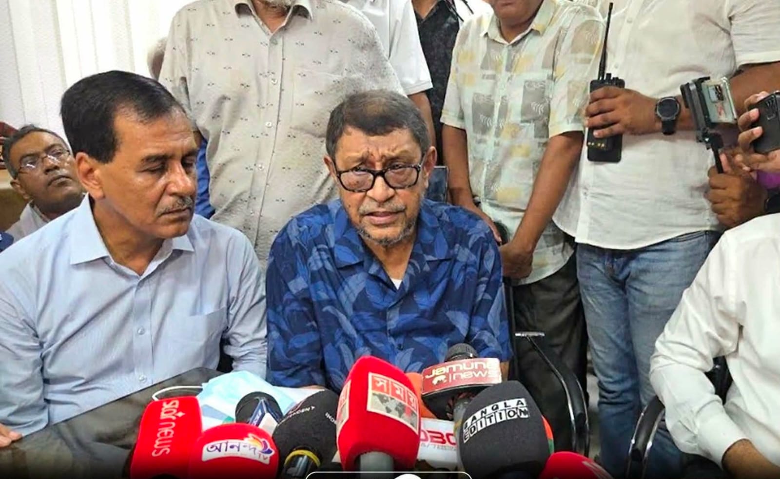 নওগাঁ ২৫০ শয্যা জেনারেল হাসপাতালে আকর্ষিক পরিদর্শন স্বাস্থ্যমন্ত্রী সাখাওয়াত হোসেন