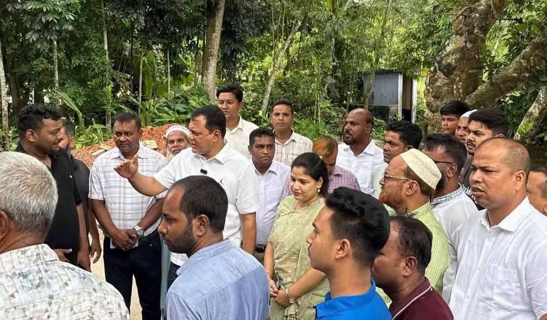শেরপুরের শ্রীবরদী উপজেলায় ভয়াবহ অগ্নিকাণ্ডে এক সাবেক সেনা সদস্যের বসতবাড়ি পুড়ে ছাই হয়ে গেছে। এ ঘটনায় আনুমানিক ২৫ থেকে ৩০ লাখ টাকার ক্ষয়ক্ষতি হয়েছে বলে ক্ষতিগ্রস্ত পরিবার জানিয়েছে। তবে কোনো প্রাণহানি বা হতাহতের ঘটনা ঘটেনি।