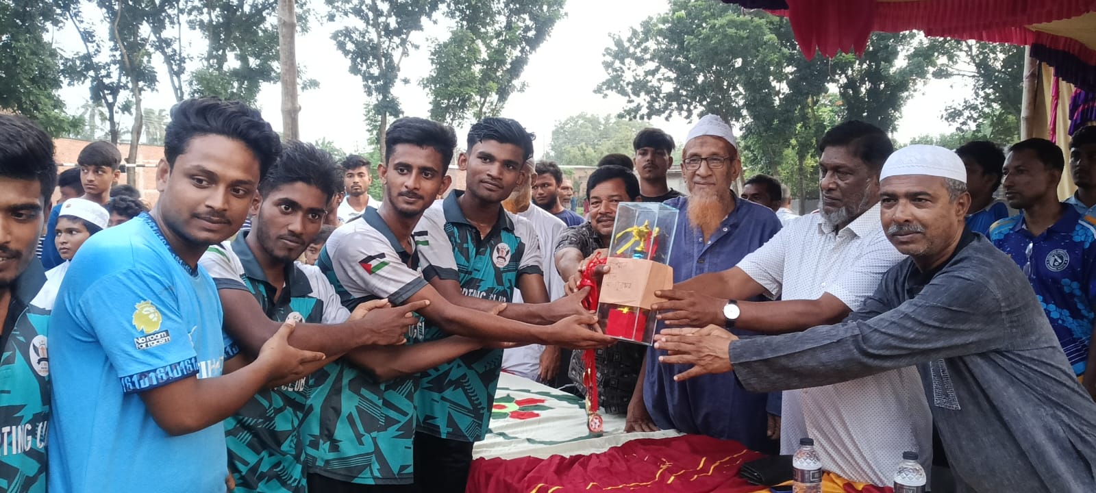 ফারাকপুর জুনিয়ার ফুটবল একাদশ টুর্নামেন্ট আয়োজক হামজা ও শিমুল।
