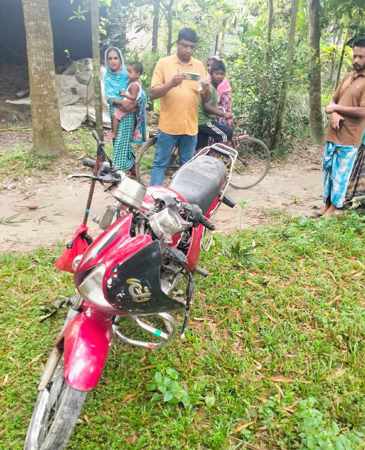 ভূল্লীতে তিন যানবাহনের সংঘর্ষে নিহত ২, আহত ৪