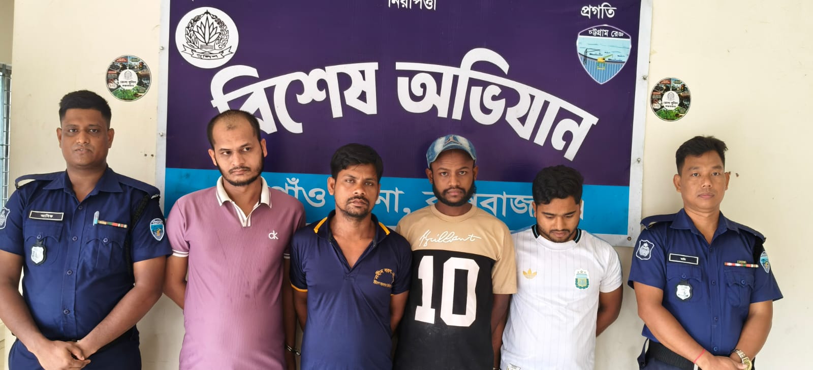 বটতলী বাজারের হোটেলে ইয়াবা সেবনের প্রস্তুতি, গ্রেফতার ৪