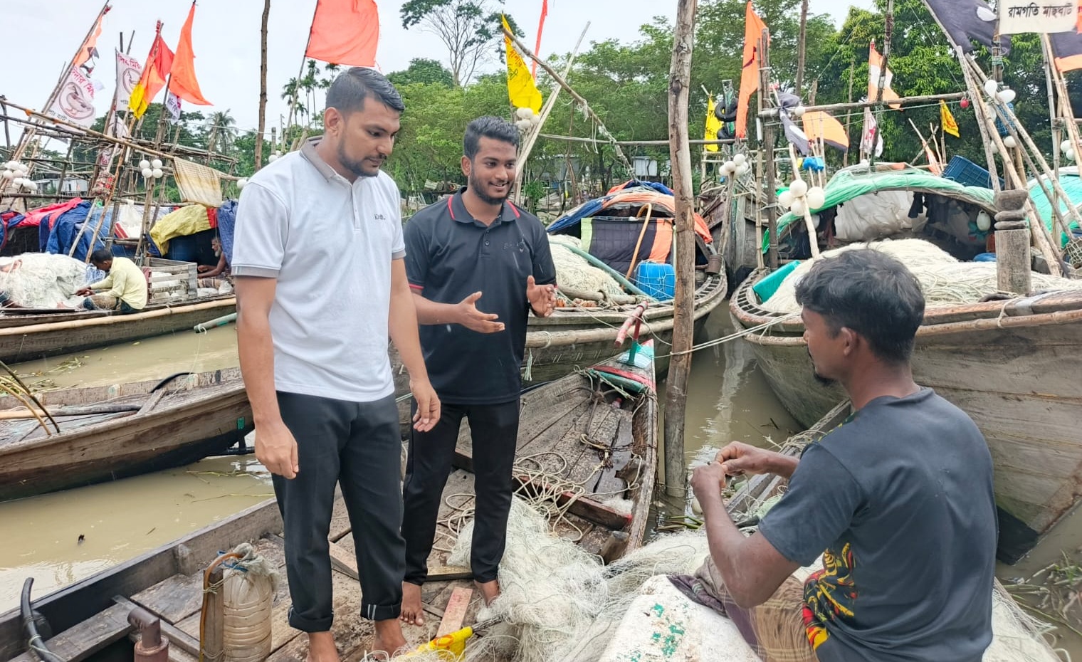 জেলেদের জীবনমান উন্নয়নে কাজ করছে পরিবর্তন যুব উন্নয়ন সংস্থা