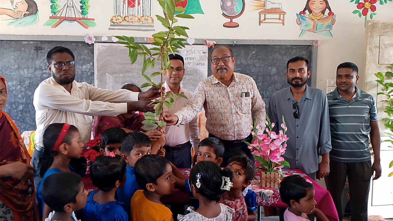 গিলাতলা পশ্চিমপাড়া সরকারি প্রাথমিক বিদ্যালয়ে বিনামূল্যে বৃক্ষ বিতরণ ও রোপণ