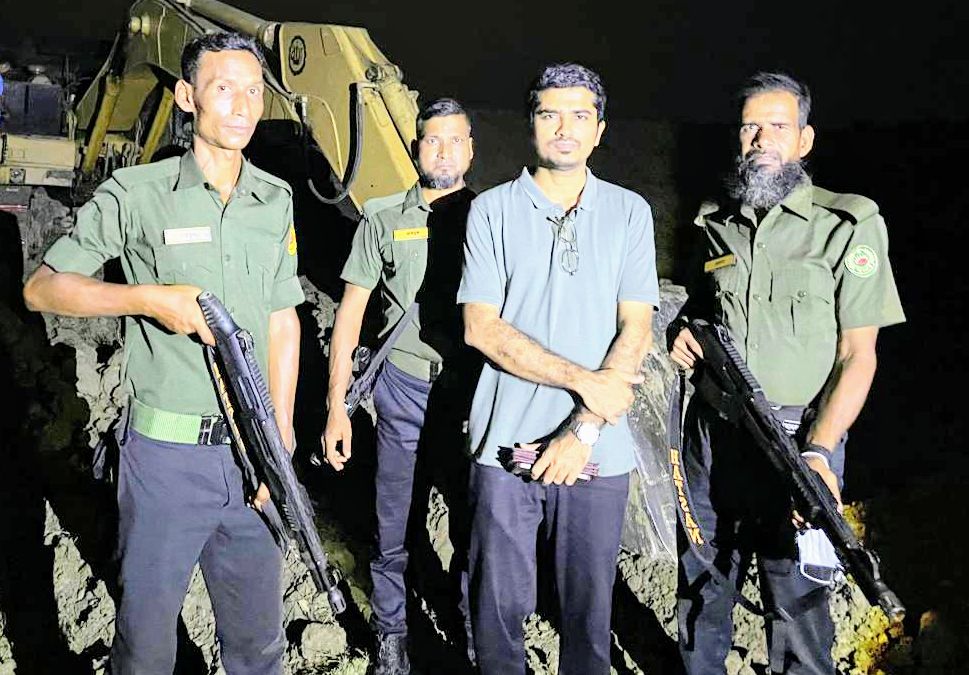 পুঠিয়ায় জমির টপসয়েল কাটার দায়ে অকেজো ৩ এস্কেভেটর, দুজনের কারাদণ্ড প্রদান