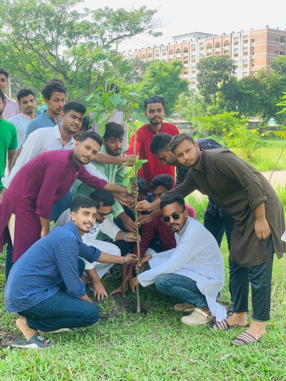 সবুজ বাংলাদেশ গড়ার প্রত্যয়ে কুড়িগ্রাম সরকারি কলেজে ছাত্রদলের বৃক্ষরোপণ