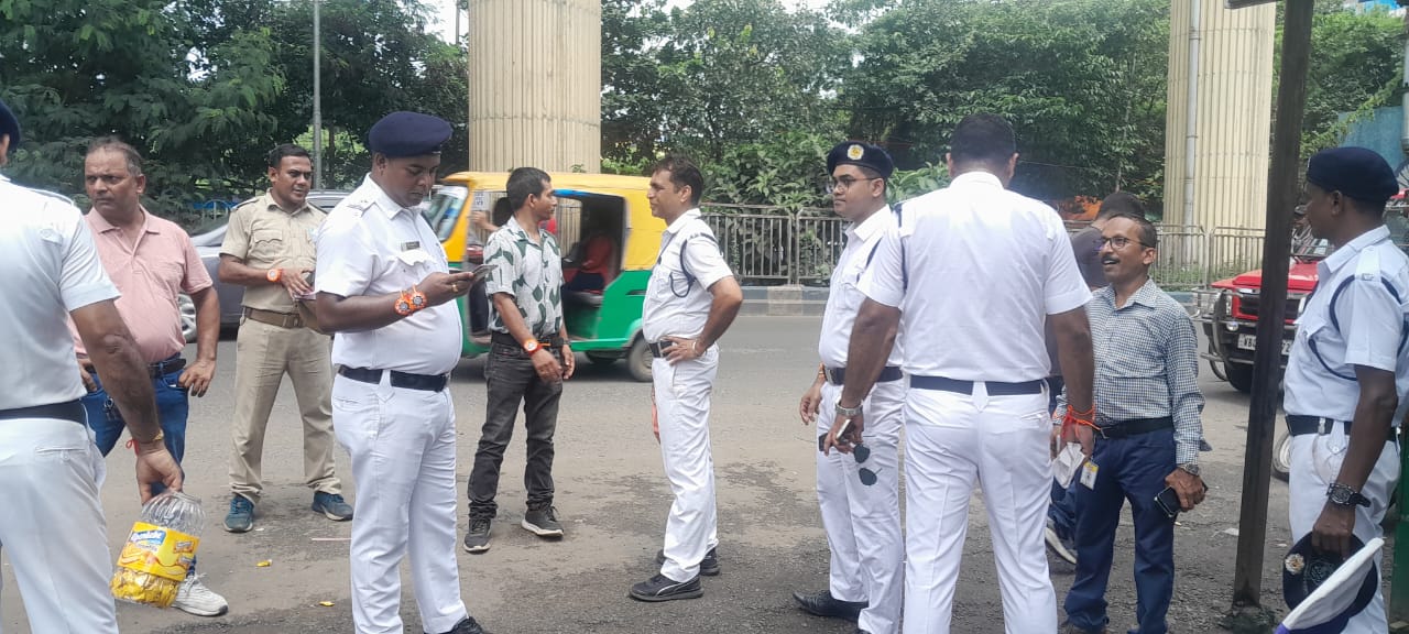 মুখ্যমন্ত্রী নির্দেশে, কলকাতা পুলিশের বোনেরা রাস্তার মোড়ে মোড়ে রাখি বন্ধন করলেন।