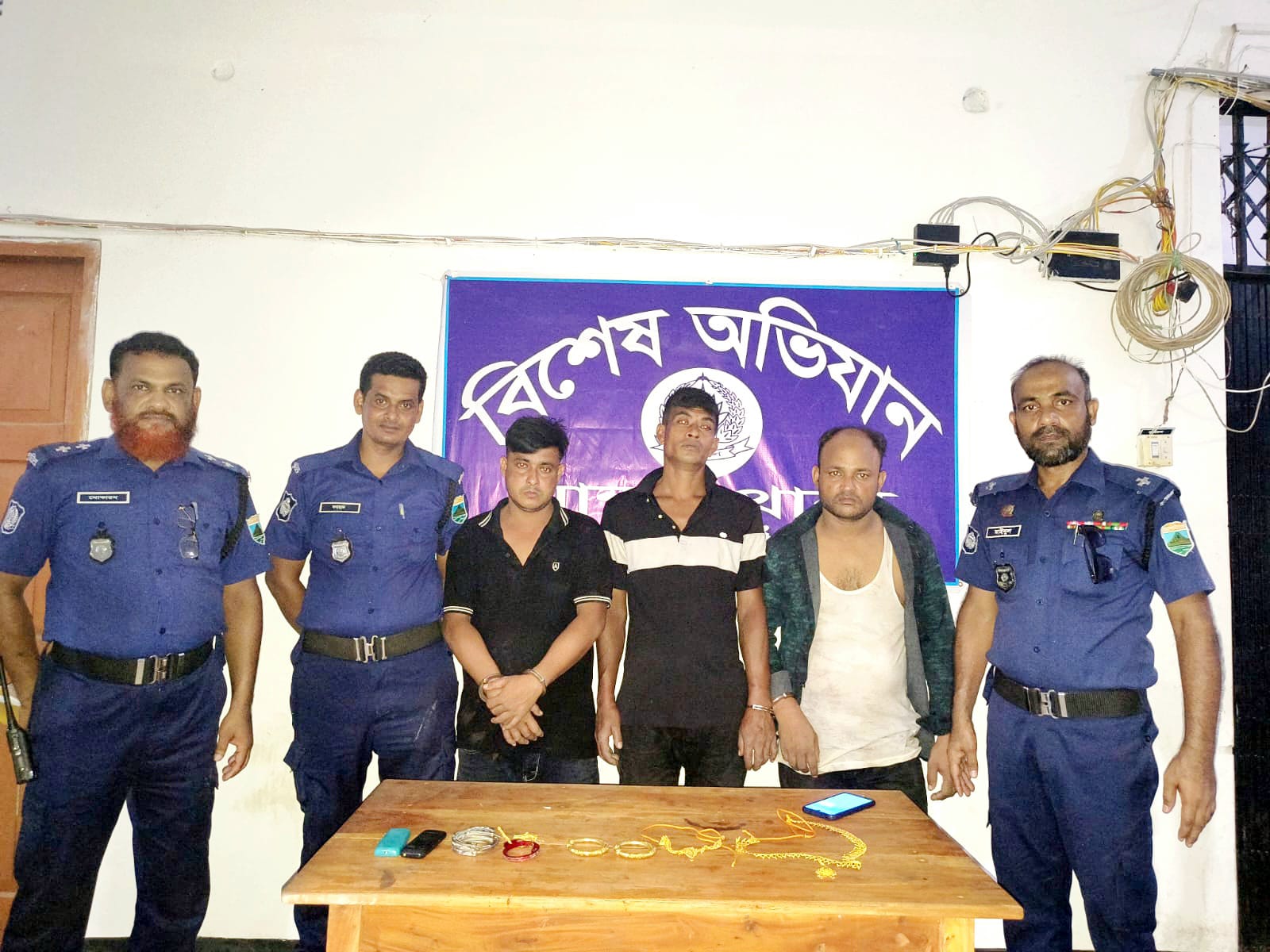 মান্দায় ভুয়া ডিবি পরিচয়ে বাড়িতে ঢুকে হ্যান্ডকাফ পরিয়ে লুট, গ্রেপ্তার ৩