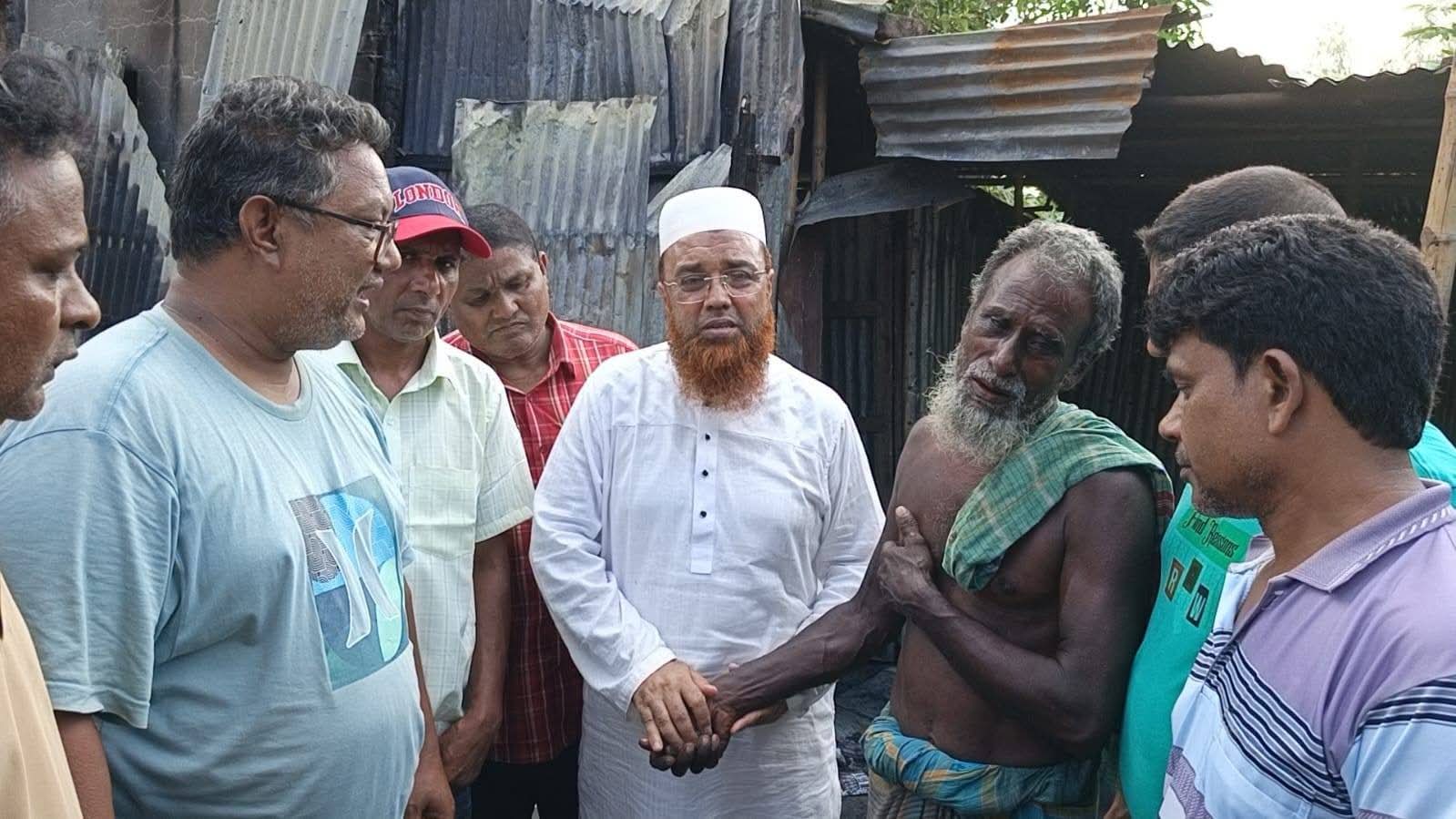 অগ্নিকাণ্ডে ক্ষতিগ্রস্ত বাড়িতে কায়কোবাদ, পরিবারের পাশে থাকার আশ্বাস
