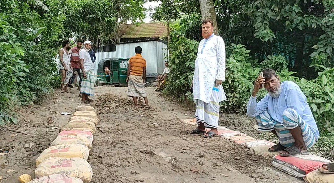 কালভার্টের অপেক্ষায় এলাকাবাসী, ভাঙা রাস্তা মেরামতে সম্ভাব্য মেম্বার প্রার্থী আমজাদ মোল্লার উদ্যোগ