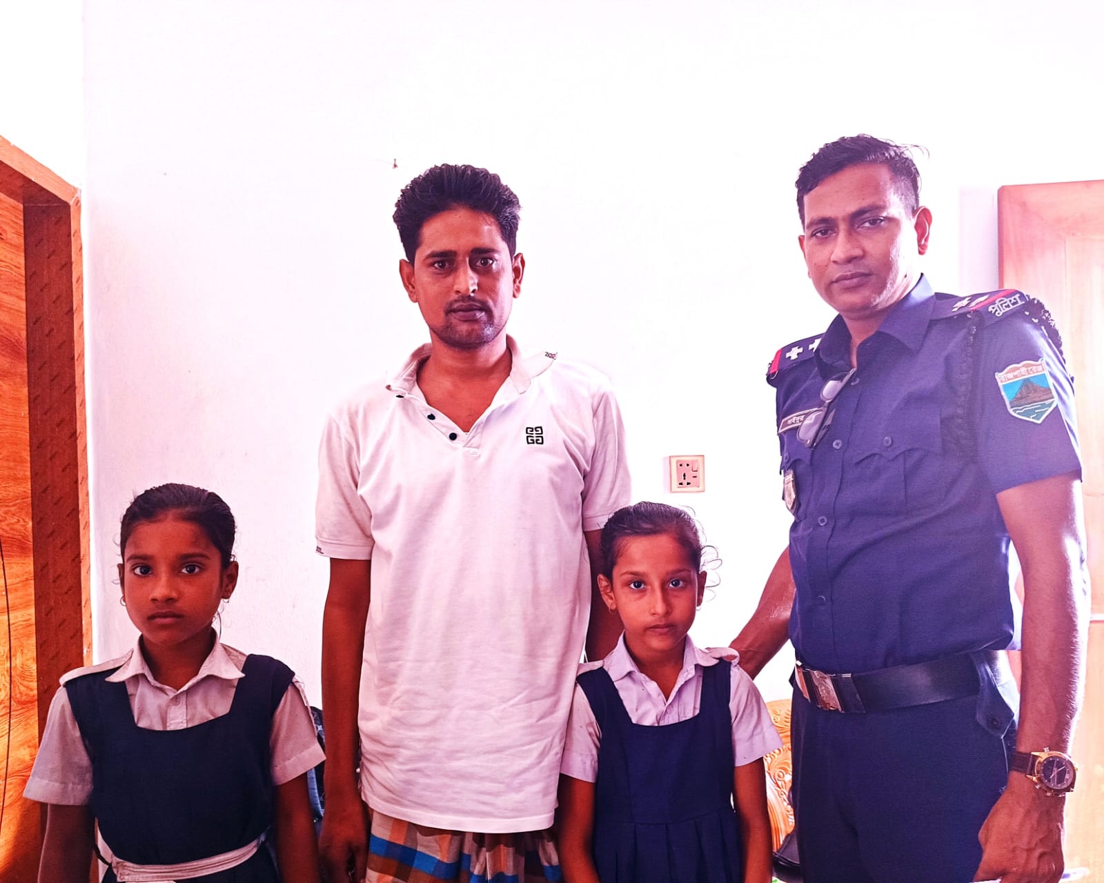 পথ হারানো দুই স্কুল শিশুকে উদ্ধার করলেন বানেশ্বর ট্রাফিক পুলিশ, প্রশংসায় ভাসছেন জনগণের