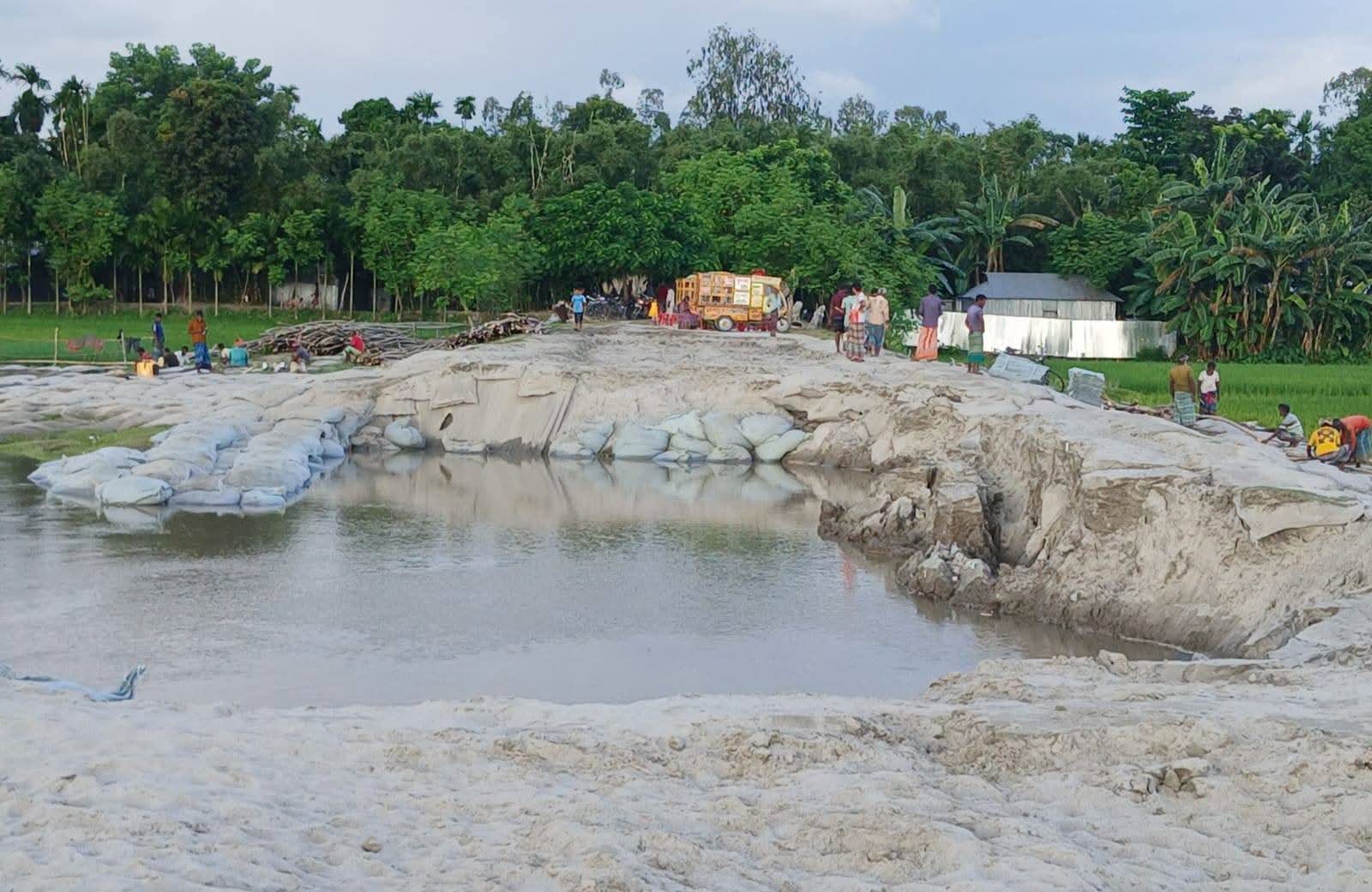 তিস্তার পানিতে বাড়ছে ভাঙন, বুড়িরহাট ক্রসবাঁধের ৪০ মিটার নদীগর্ভে।