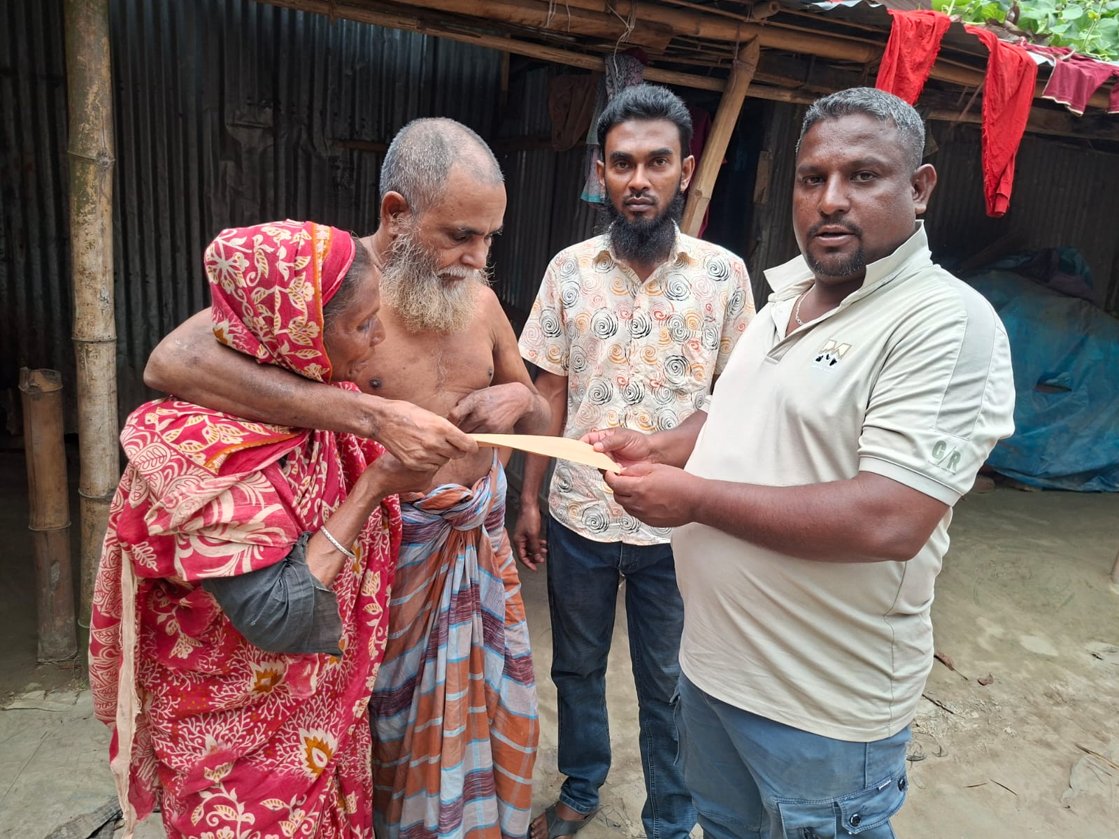 মানবিকতার দৃষ্টান্ত জুলাই যোদ্ধা রাসেল, পাশে দাঁড়ালেন অসুস্থ মোশাররফের