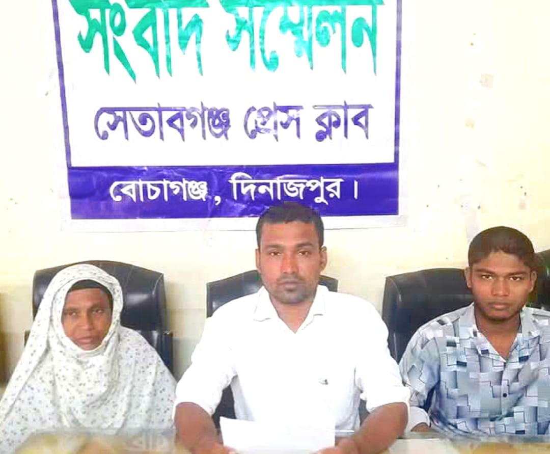 বোচাগঞ্জে মেডিসিন ব্যবসায়ীকে বিদ্যুৎ এর খুটিতে বেধে নির্যাতন! টাকা ছিনিয়ে নেয়ার অভিযোগে সাংবাদিক সম্মেলন