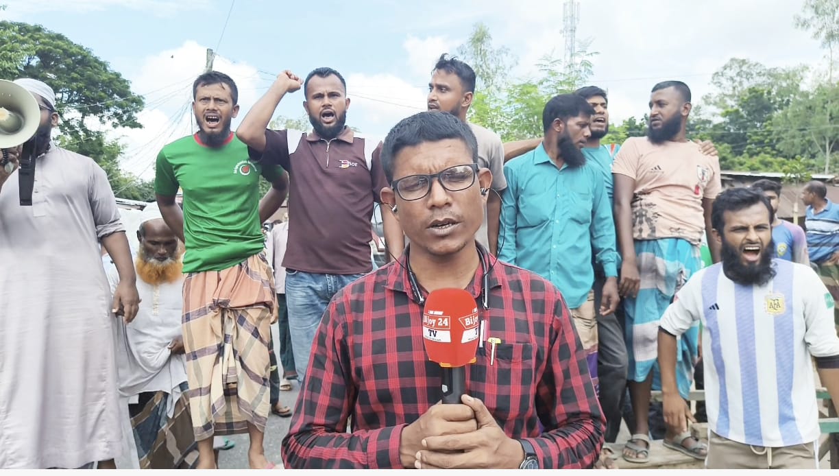 নবীকে নিয়ে কটূক্তির অভিযোগে বীরগঞ্জে উত্তেজনা, ৩ ঘণ্টা সড়ক অবরোধ