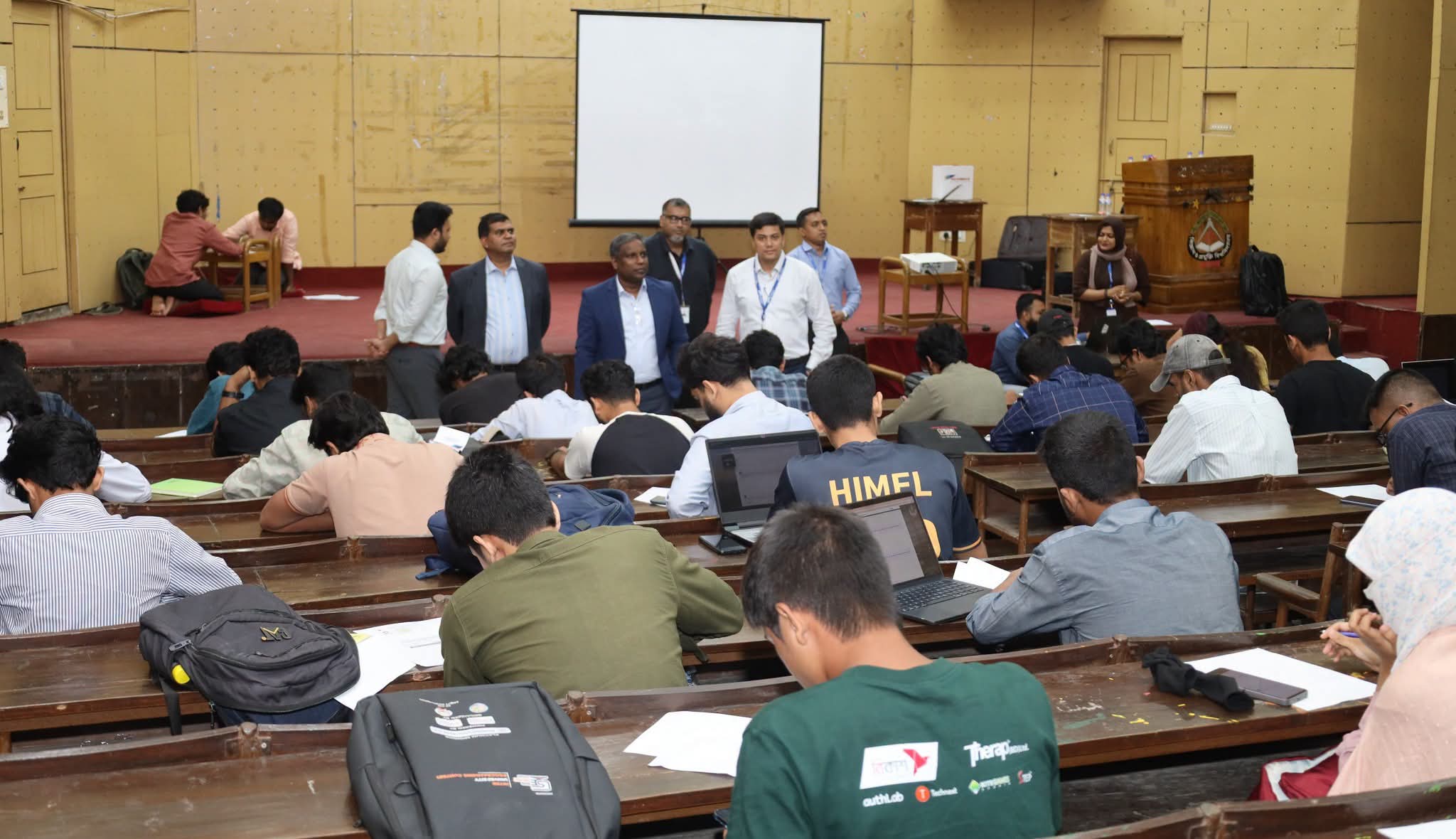 শাবিপ্রবিতে ইউএস-বাংলা এয়ারলাইন্সের রিক্রুটমেন্ট পরীক্ষার কেন্দ্র পরিদর্শনে ভাইস চ্যান্সেলর।