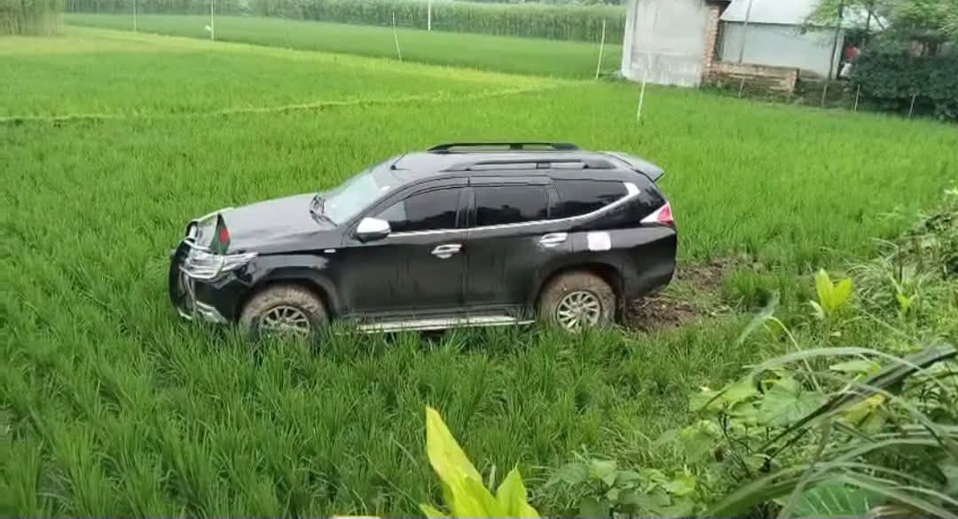 বৃদ্ধা নারীকে বাঁচাতে গিয়ে কিচকে দুর্ঘটনায় জনপ্রশাসন প্রতিমন্ত্রী ও তার স্ত্রী