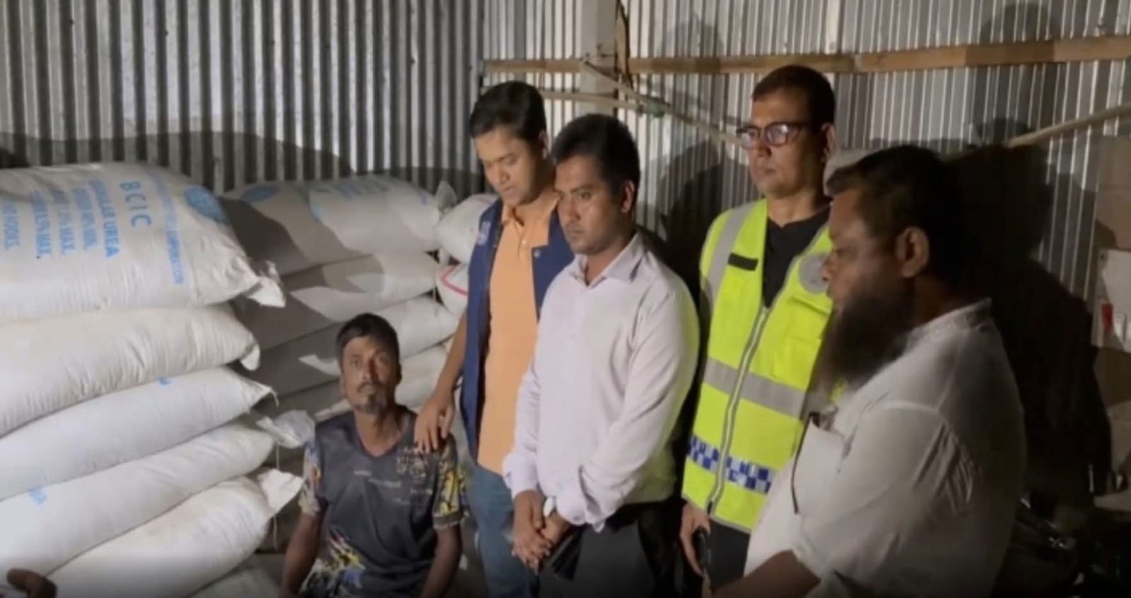 ভুরুঙ্গামারীতে অবৈধ মজুদের ৪২ বস্তা সার উদ্ধার, জরিমানা ১ লাখ।