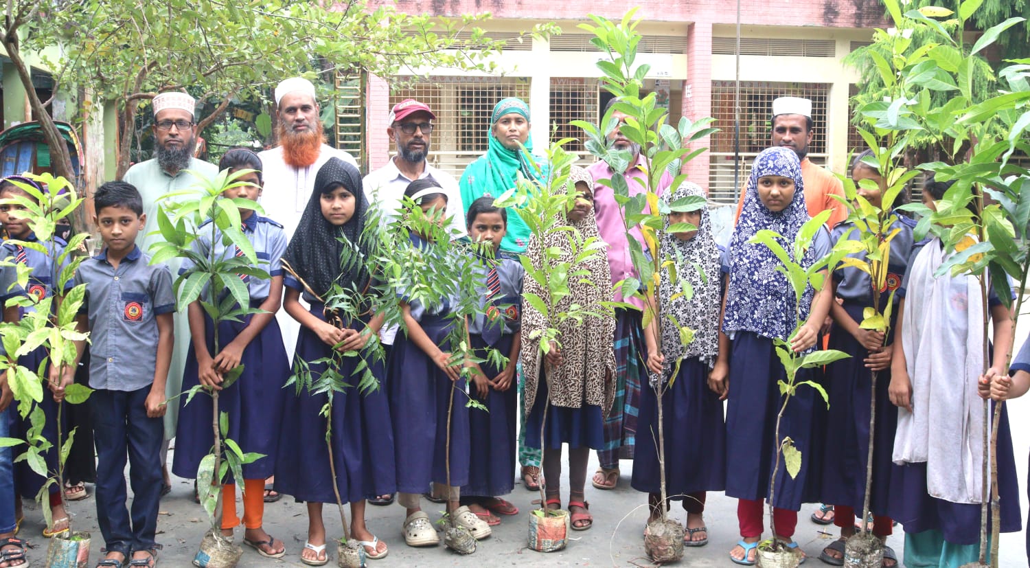 তিন বছর ধরে বর্ষায় চারা রোপণ ও বিতরণ করছেন শাহিন গাজী, এবারও ৭ শতাধিক