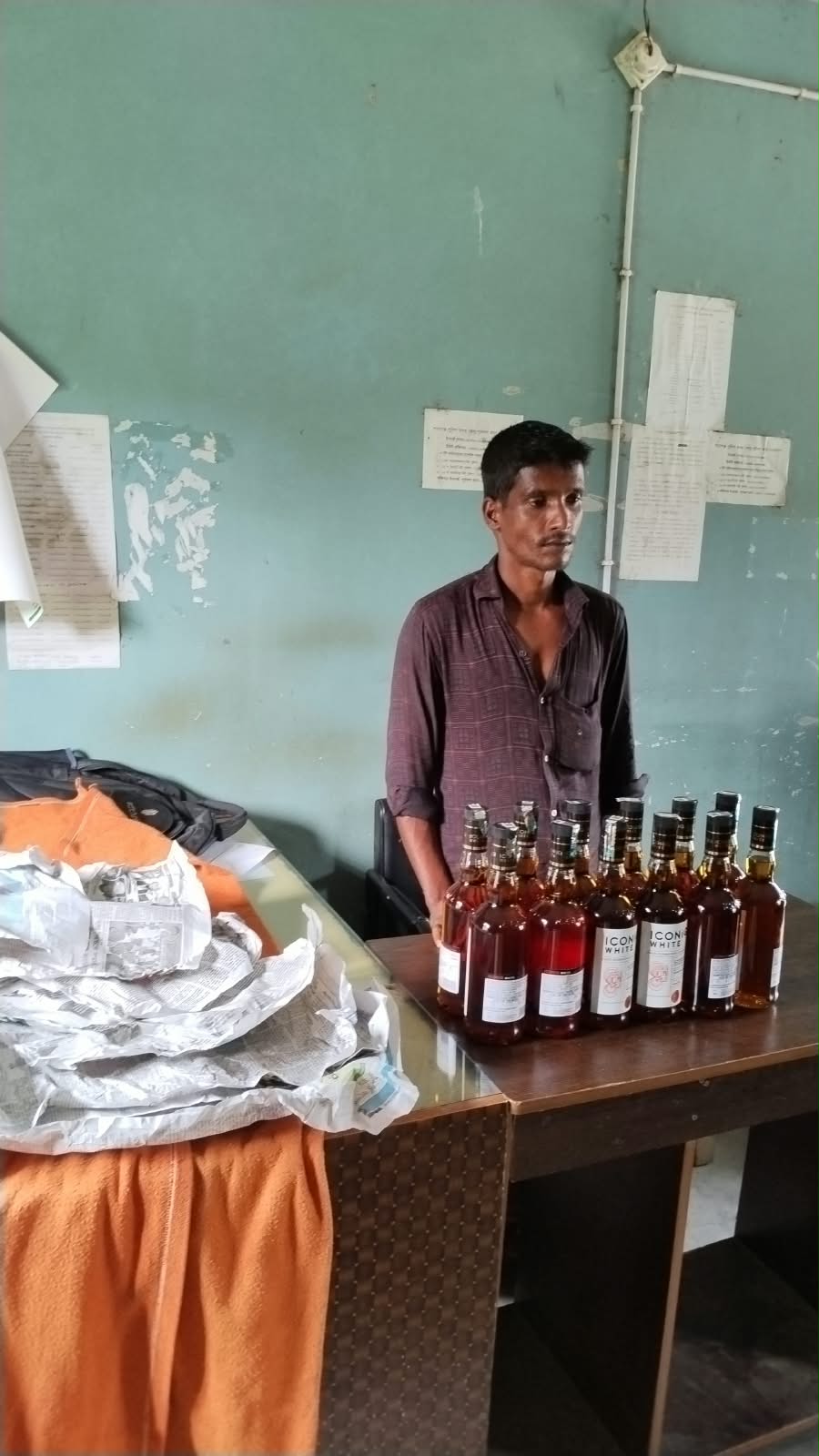 নেত্রকোনার শ্যামগঞ্জে পুলিশের চেকপোস্টে ১২ বোতল ভারতীয় মদসহ যুবক আটক