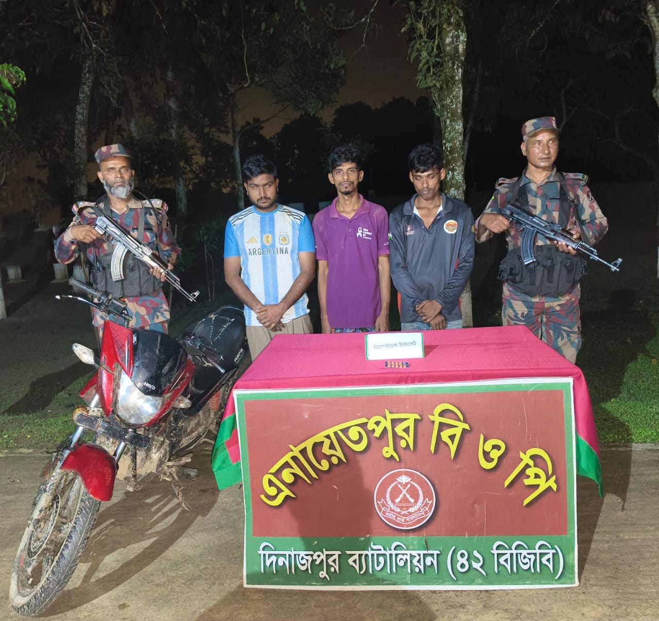 দিনাজপুর ব্যাটালিয়ন (৪২ বিজিবি) এর পৃথক ০২টি বিশেষ অভিযানে বোচাগঞ্জ সীমান্তে গাঁজা এবং বিরল সিমান্তে আসামীসহ ভারতীয় ট্যাপেন্টাডল ট্যাবলেট আটক -৩