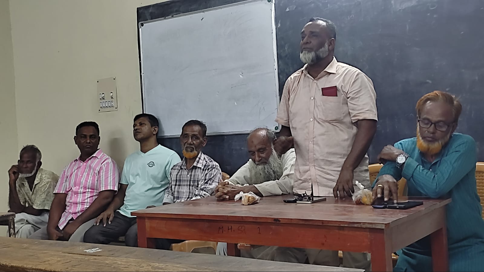পলাশবাড়ী উপজেলার মনোহরপুরে চেয়ারম্যান প্রার্থী যাচাই-বাছাই নিয়ে বিএনপির আলোচনা সভা