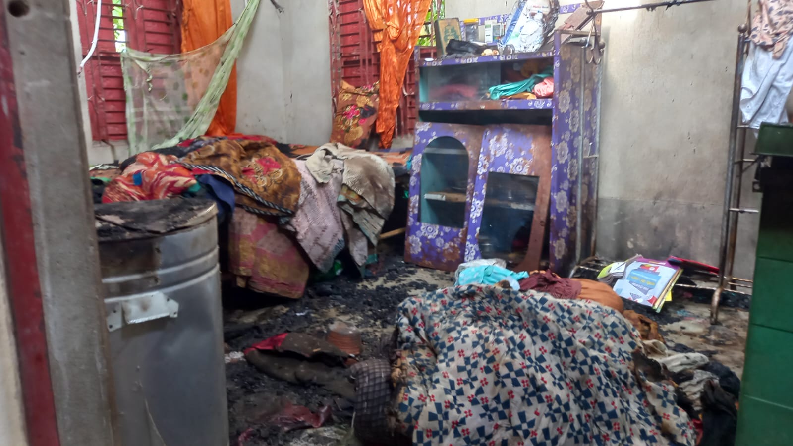 মান্দায় গভীর রাতে আগুন, ৩ লাখ টাকার ক্ষয়ক্ষতি