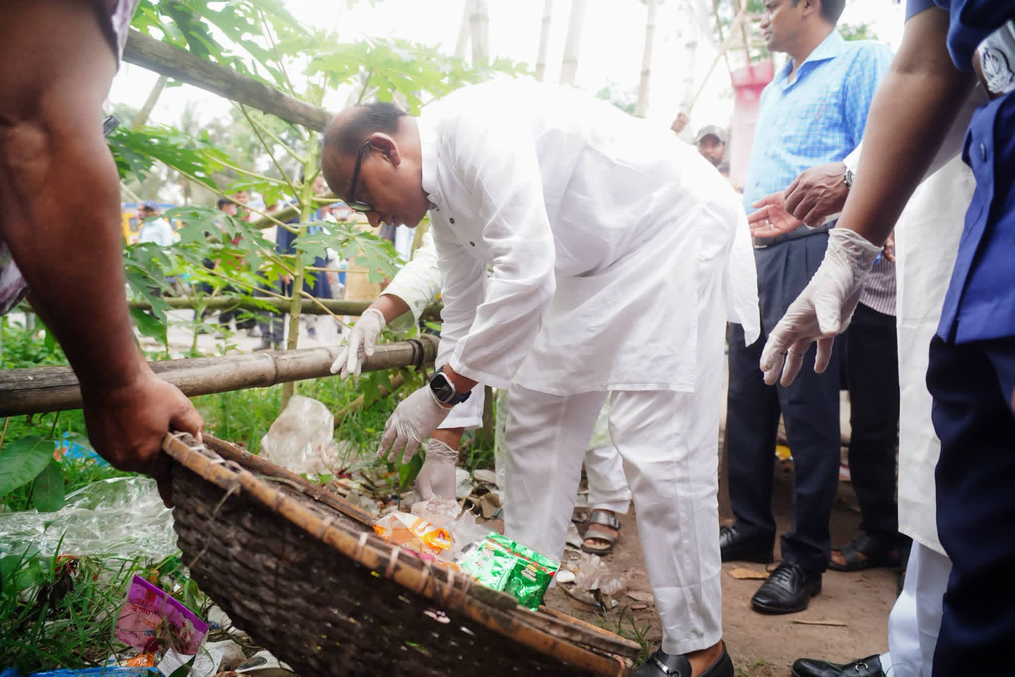 শরীয়তপুরে ডেঙ্গু প্রতিরোধ ও পরিচ্ছন্নতা অভিযানে এমপি সাঈদ আহমেদ আসলাম