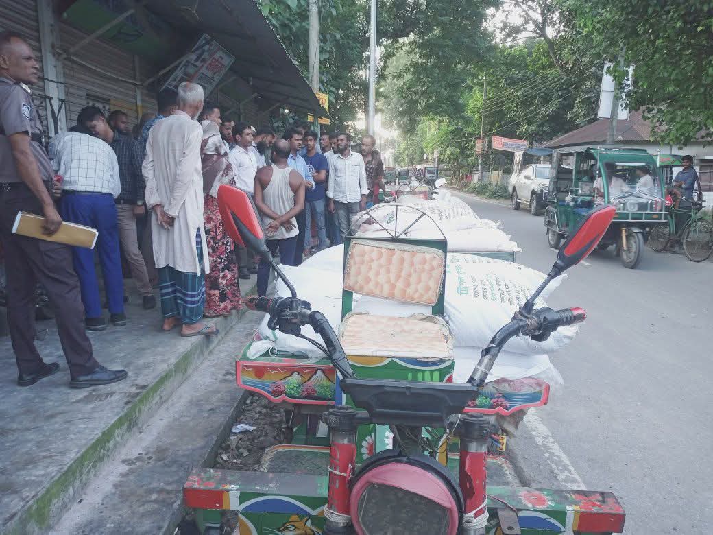 শ্রীবরদীতে পাচারের সময় কৃষকদের হাতে ধরা পড়ল ২৪ বস্তা সার