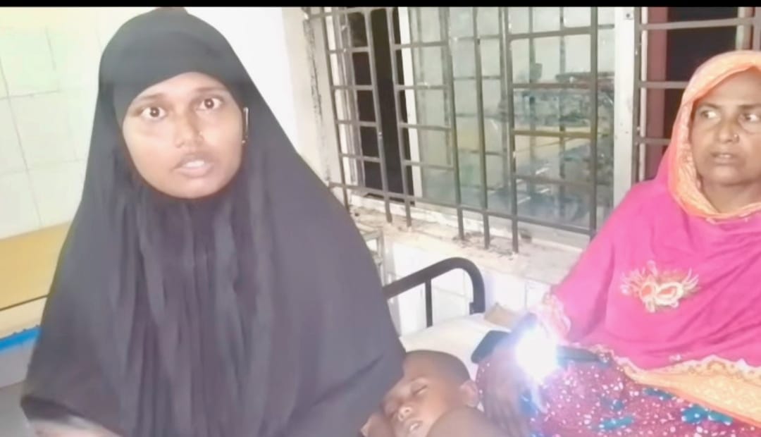 নওগাঁর ধামইরহাটে ৫ বছরের শিশুকে গাছেবেঁধে নির্যাতনের ভিডিও ভাইরাল, সমালোচনার ঝড়