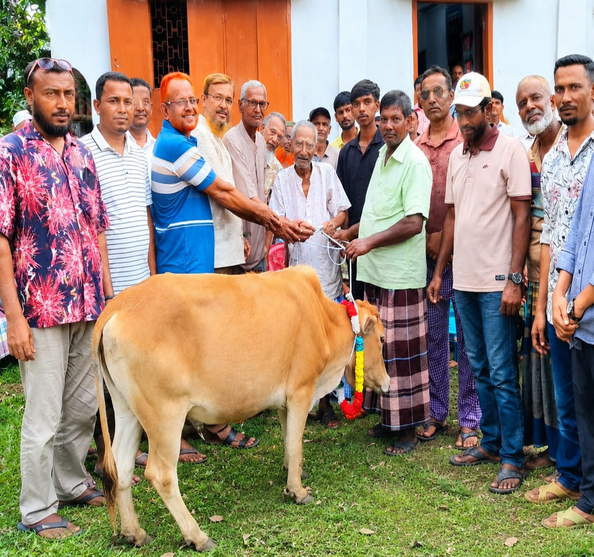 প্রতিমন্ত্রীর নির্দেশে চিরানন্দকে গরু উপহার, পাশে দাঁড়ালেন এস এম আব্দুল্লাহ