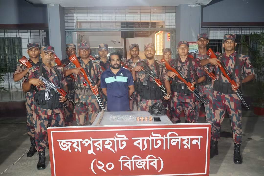 হিলিতে বিপুল পরিমাণ মাদক ও রামদাসহ মামলায় গ্রেপ্তার বহিষ্কৃত পৌর যুবদল নেতা