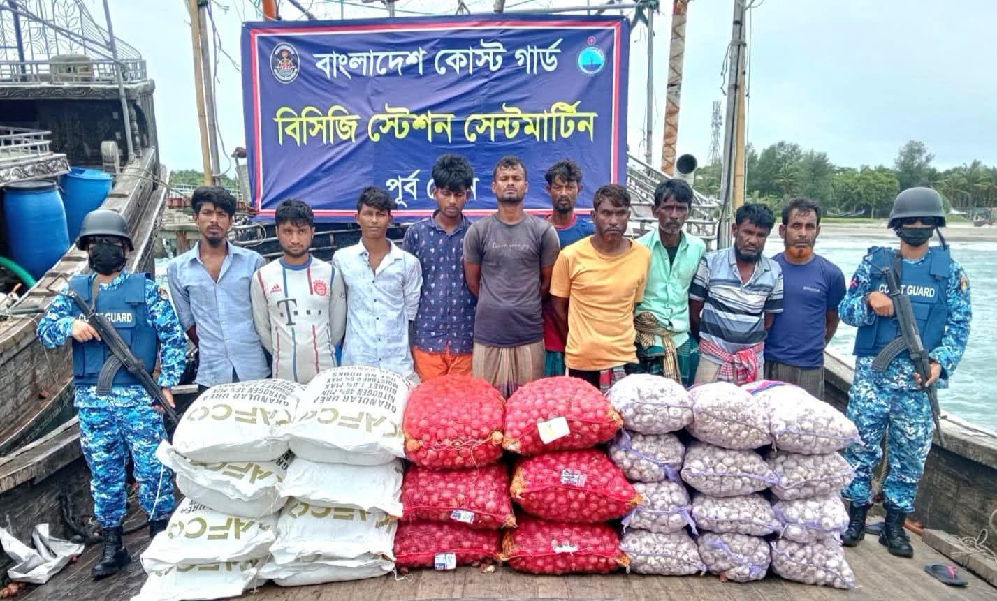 মিয়ানমারে পাচারের উদ্দেশ্যে বিপুল পরিমাণ ইউরিয়া সার ও নিত্যপণ্যসহ ১০ পাচারকারী আটক।