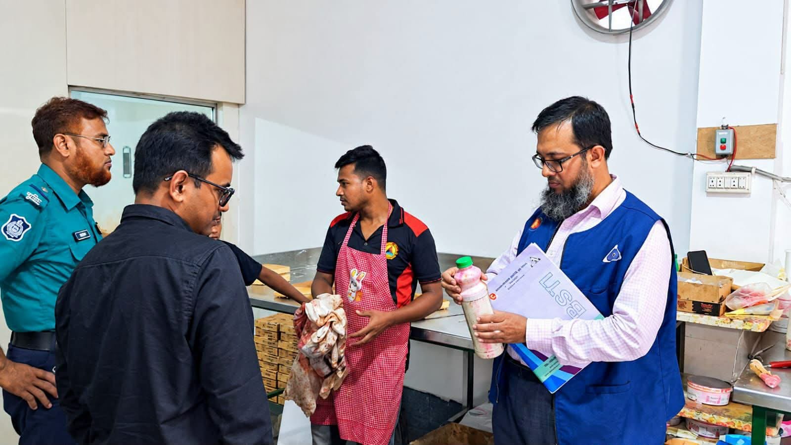 রাজশাহীতে বিএসটিআই’র অভিযানে অনুমোদনহীন কেক উৎপাদনকারী প্রতিষ্ঠান কে জরিমানা