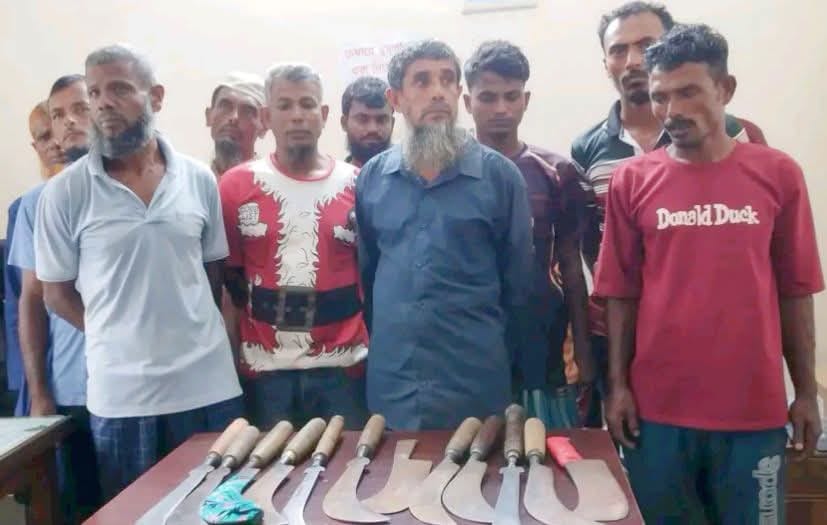 নড়াইলে আদালত প্রাঙ্গণ থেকে দেশীয় অস্ত্রসহ ১১ জন আটক