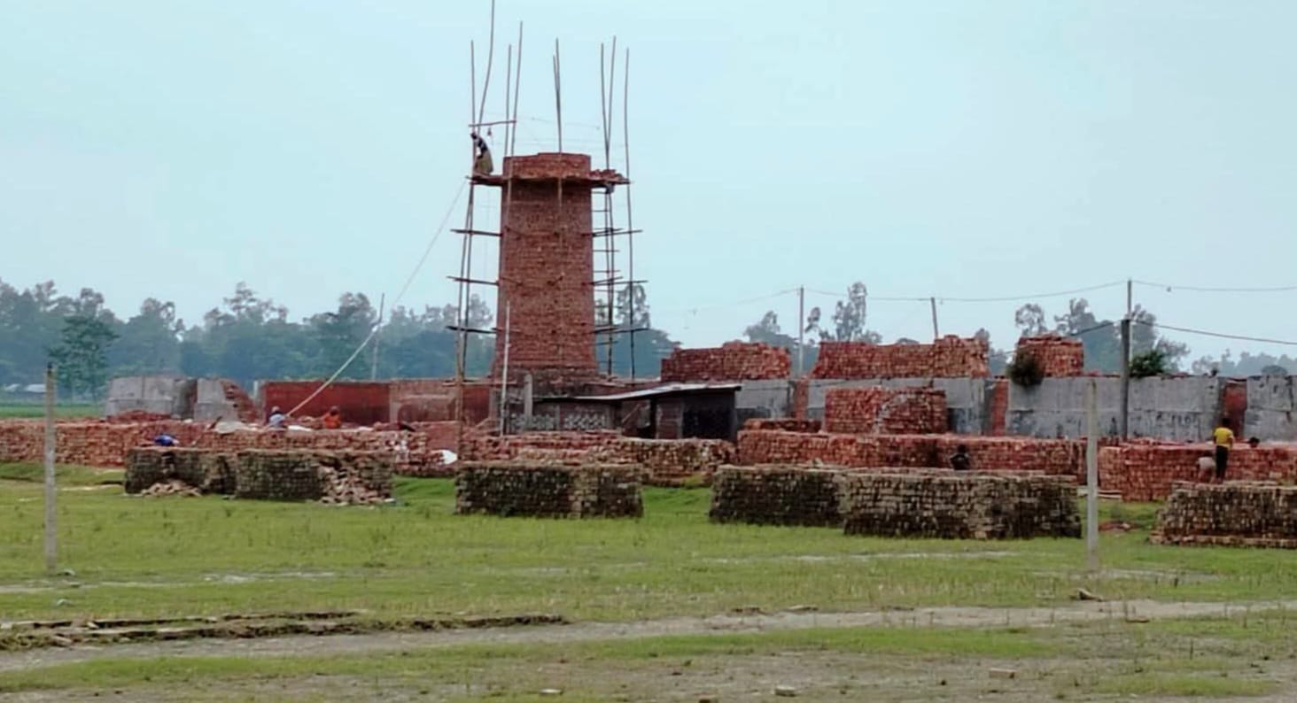 গাইবান্ধার‌ সাঘাটায় ভেঙে দেওয়ার এক মাস না যেতেই অবৈধ ইটভাটা পুনর্নির্মাণের অভিযোগ