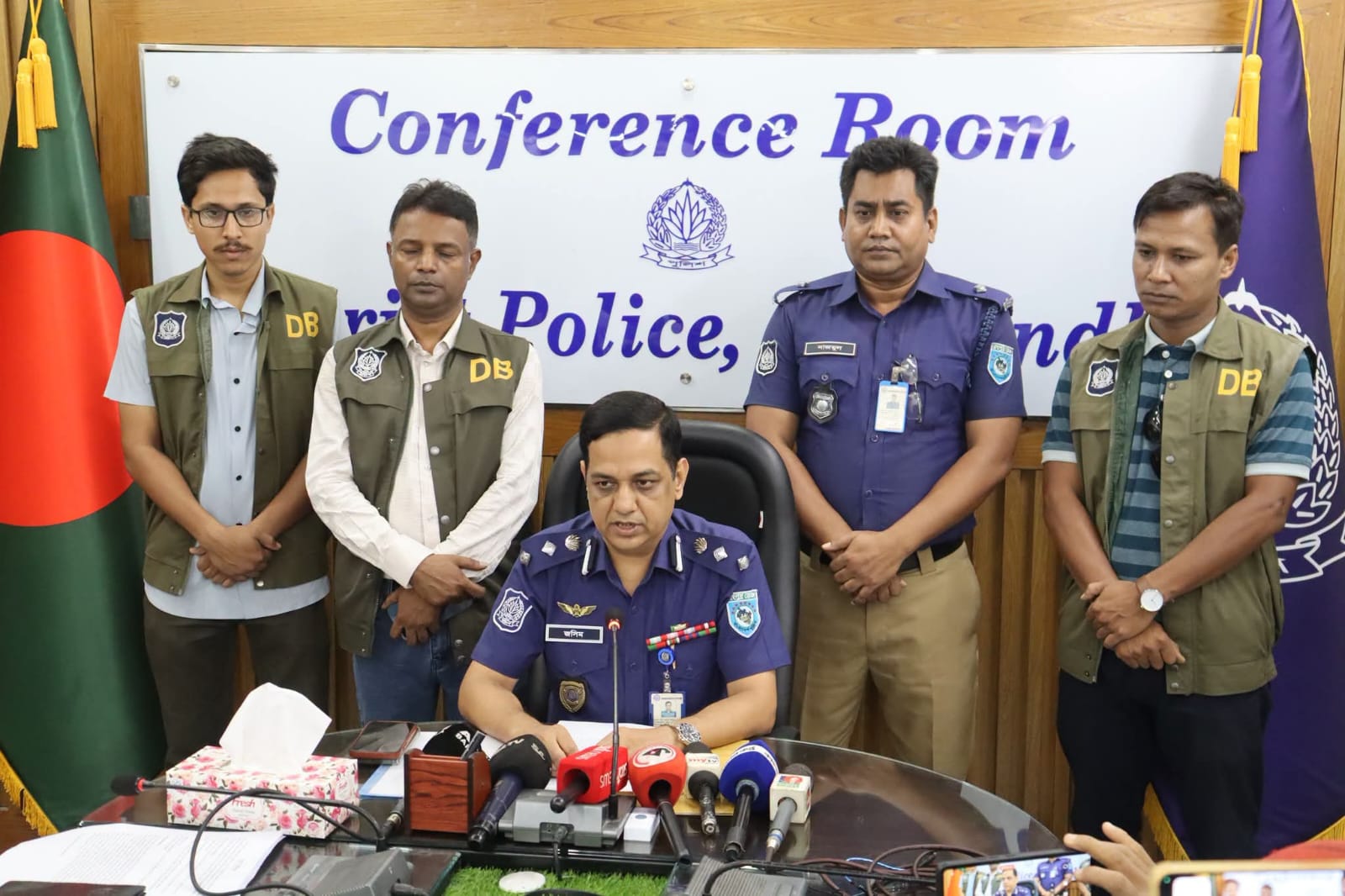 গাইবান্ধায় ১৩ মাসের শিশু উদ্ধার, পিতাসহ গ্রেপ্তার ৪