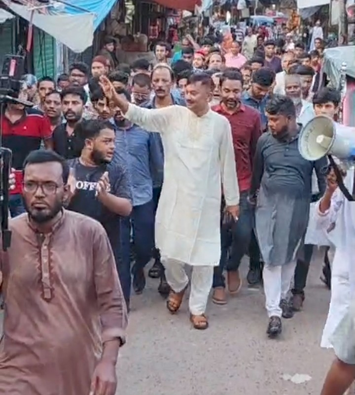 বাউফলে মেয়র প্রার্থী রিয়াজ হোসেন পিপিএম এর গণসংযোগ।