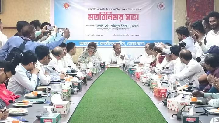 বেনাপোল কাস্টমস হাউসে মতবিনিময় ও বৃক্ষরোপন কর্মসুচী পরিদর্শন সভায়,পরিবেশ প্রতিমন্ত্রী: চোরাচালান ও রাজস্ব ফাঁকি রোধে কঠোর বার্তা