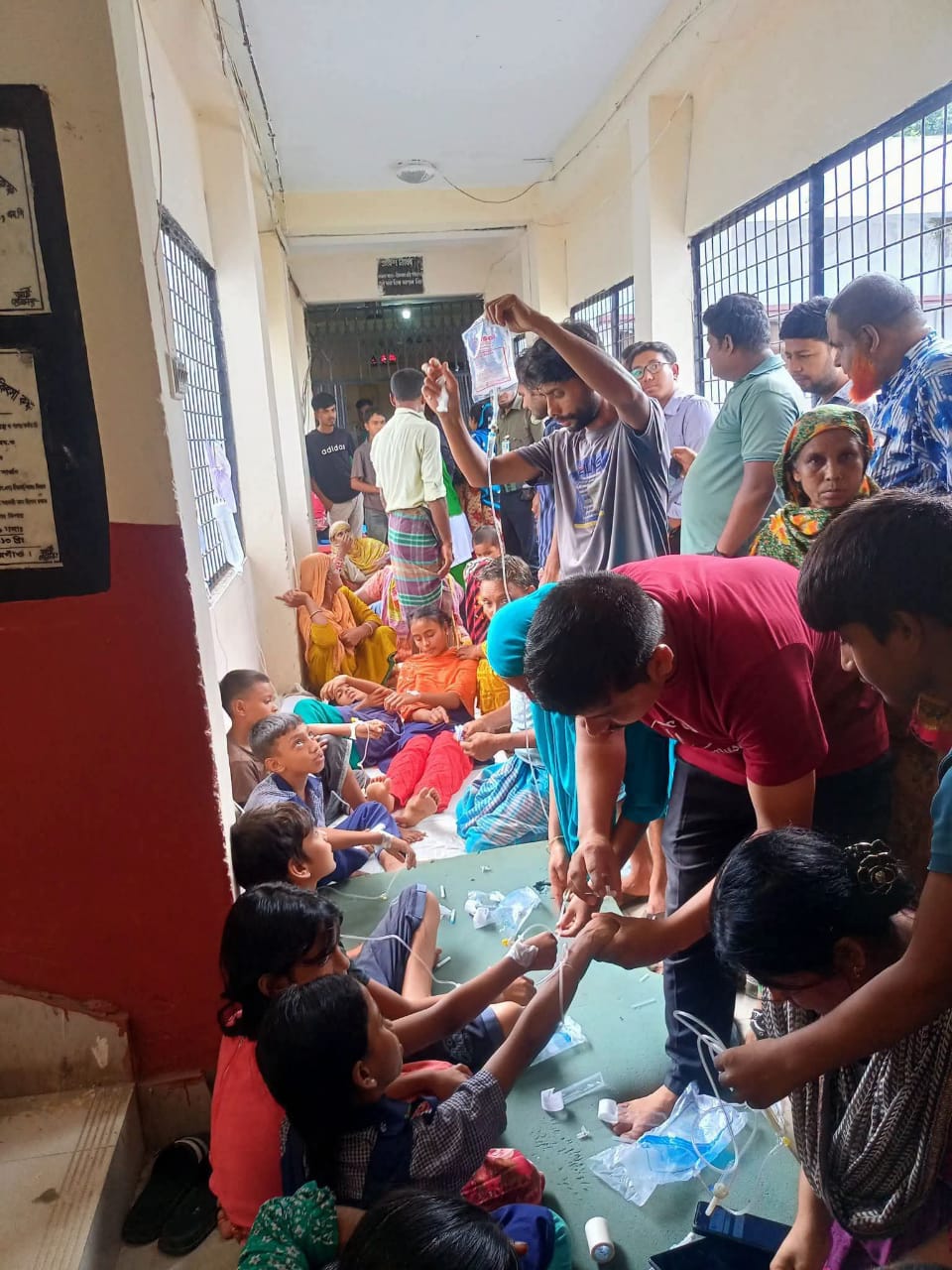 দুধ-পাউরুটি খেয়ে অর্ধশতাধিক শিক্ষার্থী অসুস্থ, হাসপাতালে ভর্তি