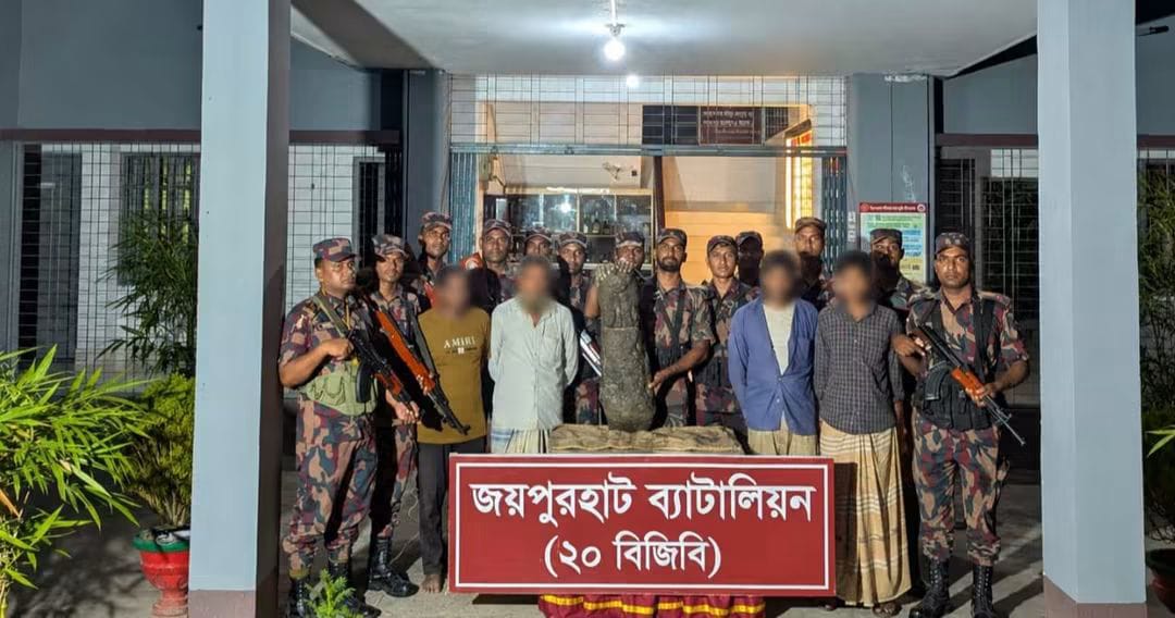 জয়পুরহাটে যৌথ অভিযানে ৭২ কেজির কষ্টিপাথরের মূর্তি উদ্ধার, আটক ৪