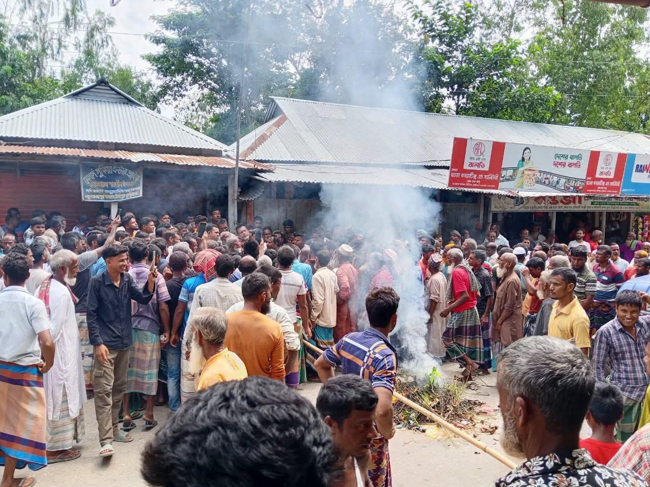 সারের দাবিতে সড়ক অবরোধ, প্রশাসনের হস্তক্ষেপে শুরু বিতরণ।