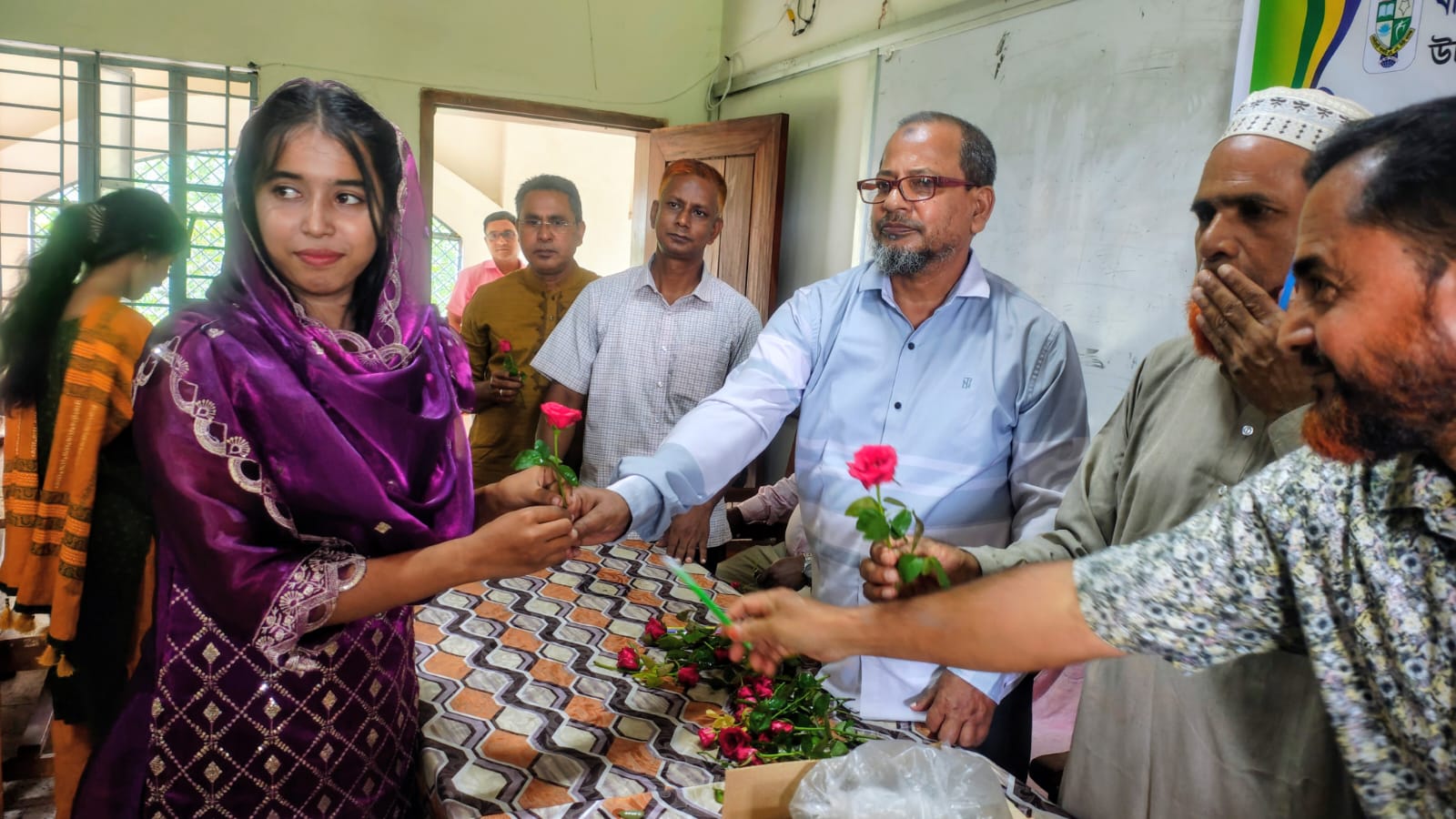 ধামইরহাটে সরকারি এম এম ডিগ্রি কলেজে বর্ণাঢ্য আয়োজনে একাদশ শ্রেণির নবীন বরণ ও উদ্বোধনী ক্লাস অনুষ্ঠিত