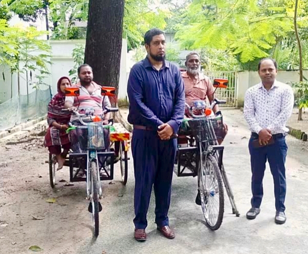 ​শার্শায় সরকারী সহায়তা হিসাবে ব্যাটারি চালিত ভ্যান গাড়ী পেলেন দুই অসহায় প্রতিবন্ধী