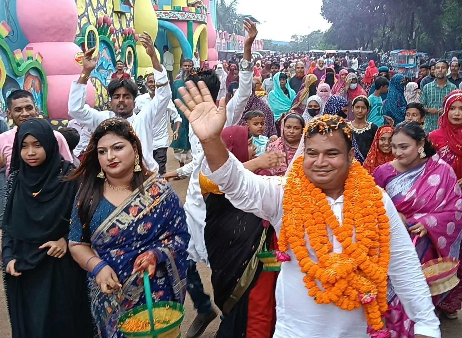 দাউদ পুর ইউনিয়ন চেয়ারম্যান প্রর্থী শফিকুল ইসলাম ভুইয়ার সাথে মহিলা ভোটারদের আলোচনা ও মতবিনিময় সভা অনুষ্ঠিত