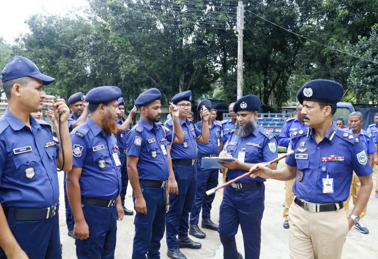 ঠাকুরগাঁও সদর থানা ও চৌকিদারী প্যারেড পরিদর্শন করলেন পুলিশ সুপারঃ