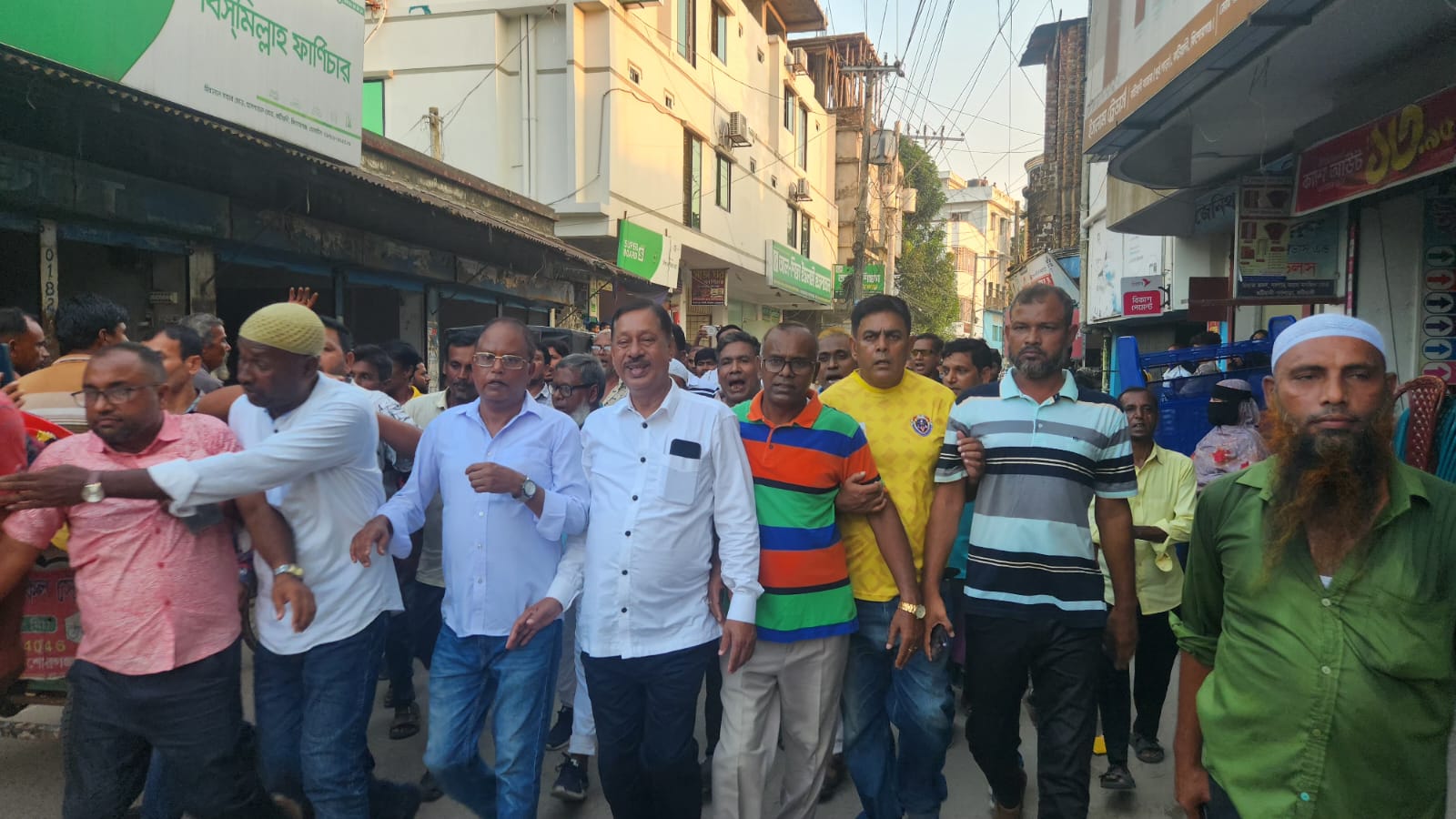 কটিয়াদিতে আওয়ামী লীগের নৈরাজ্যের প্রতিবাদে মিছিল ও পথসভা করেন এমপি জালাল উদ্দিন ।
