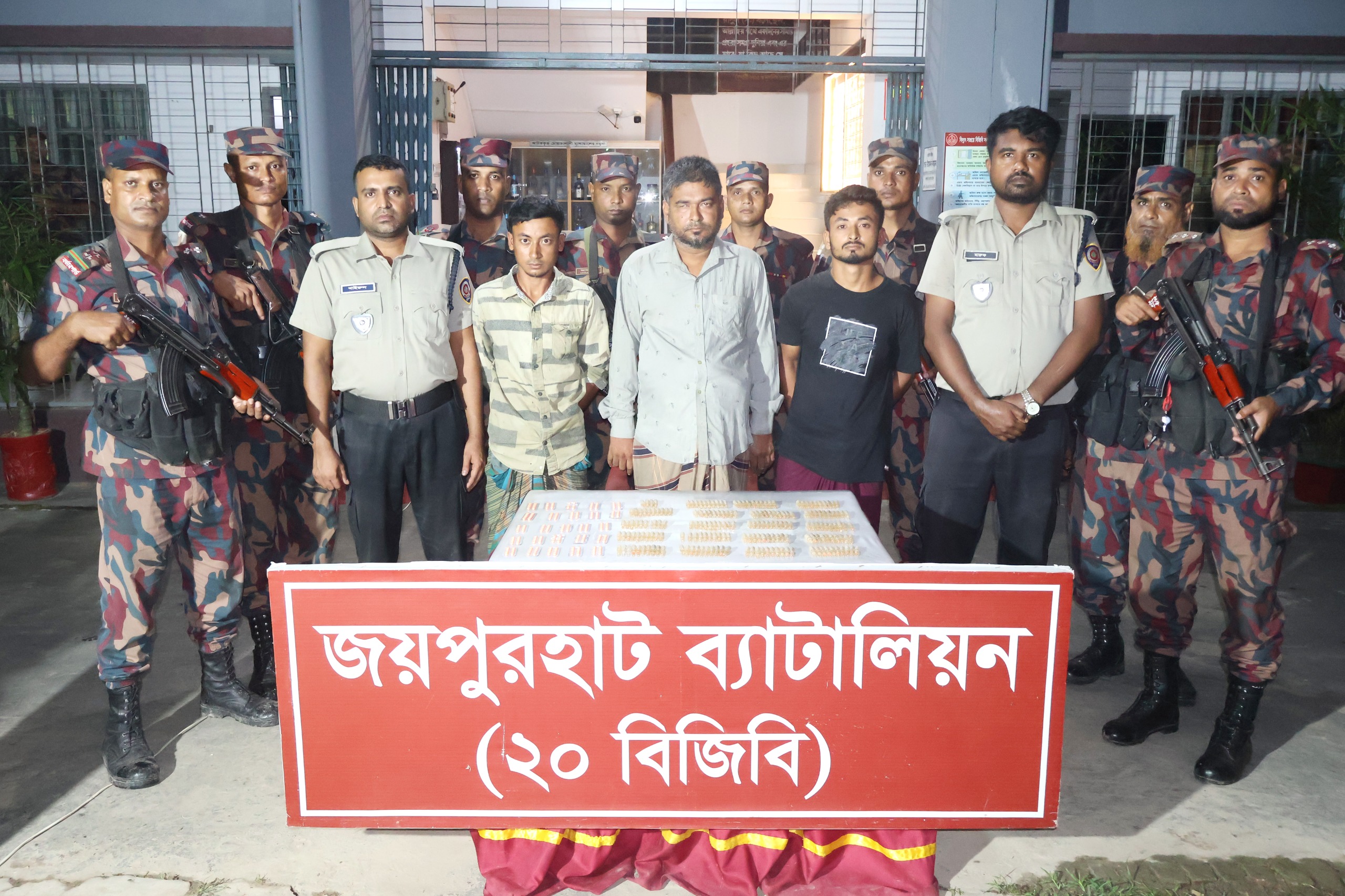 জয়পুরহাটের পাঁচবিবিতে মাদকসহ আটক ৩