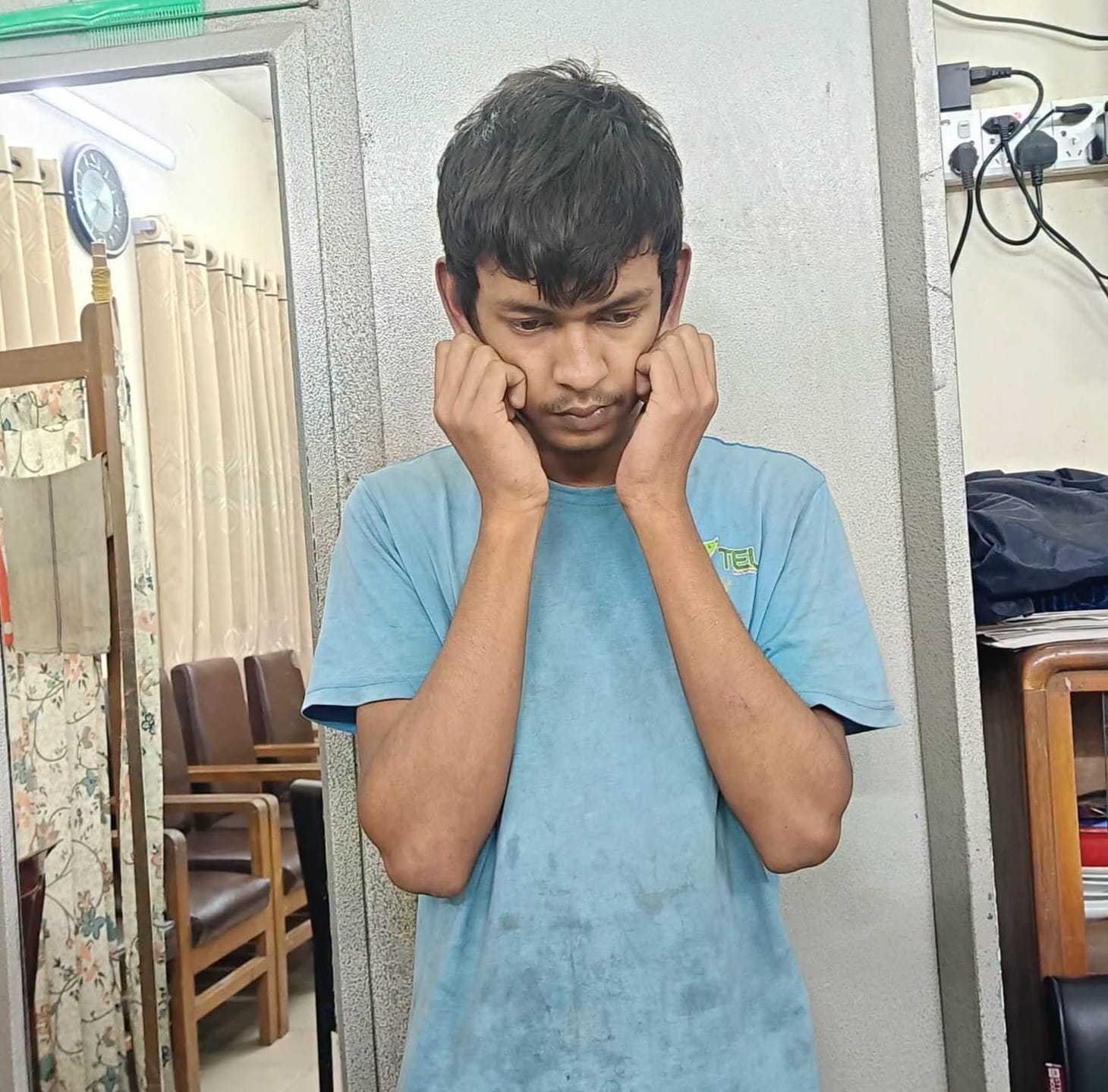 জগন্নাথ বিশ্ববিদ্যালয়ের টিএসসিতে শিক্ষার্থীর মোবাইল চুরি, দোকান কর্মচারী আটক