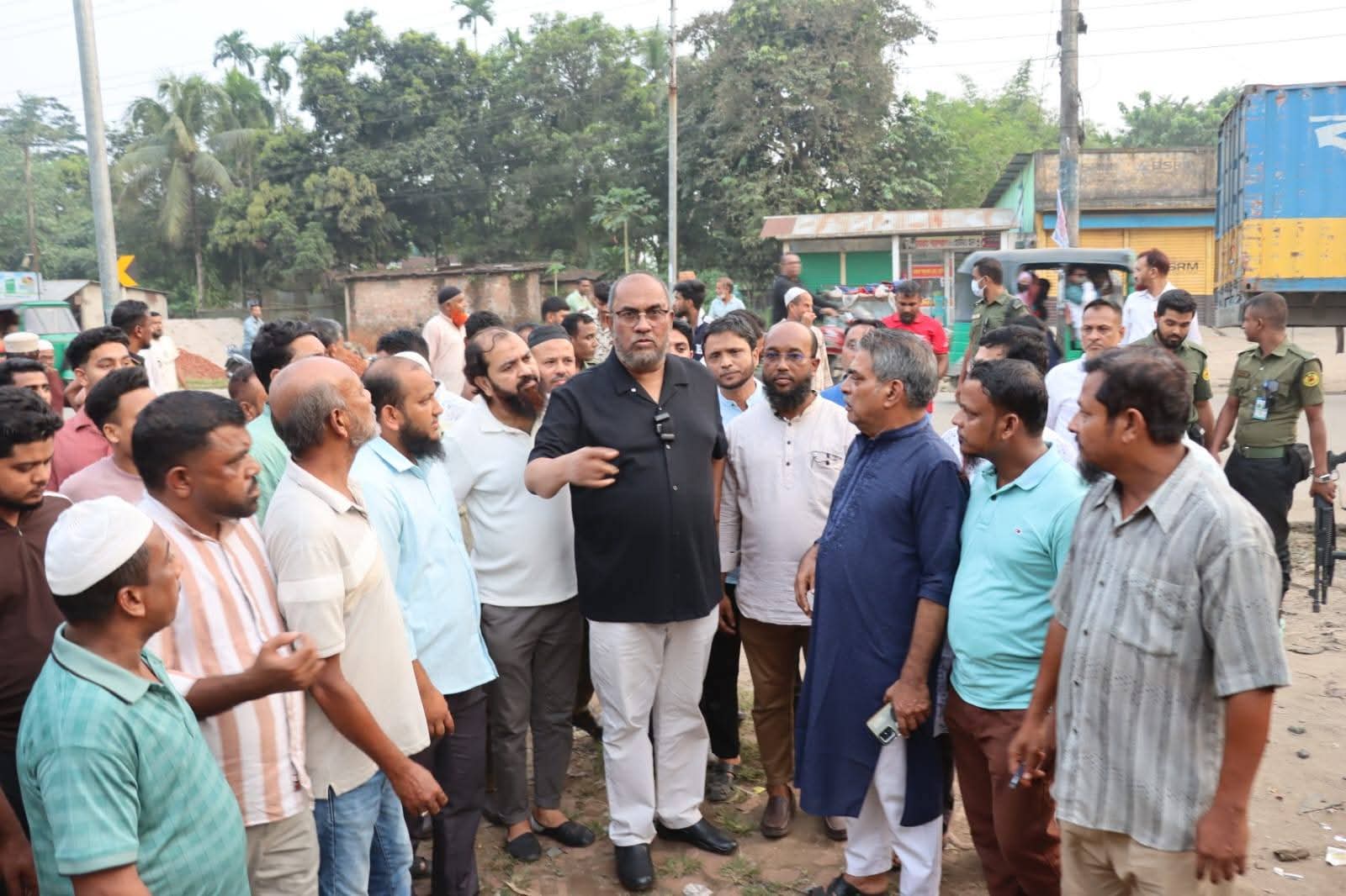 টুকের বাজারে সড়ক-ড্রেনেজ ও মসজিদ পরিদর্শনকালে সিসিক প্রশাসক: সুন্দর নগর গড়তে প্রতিটি ওয়ার্ডে হবে পরিকল্পিত উন্নয়ন।