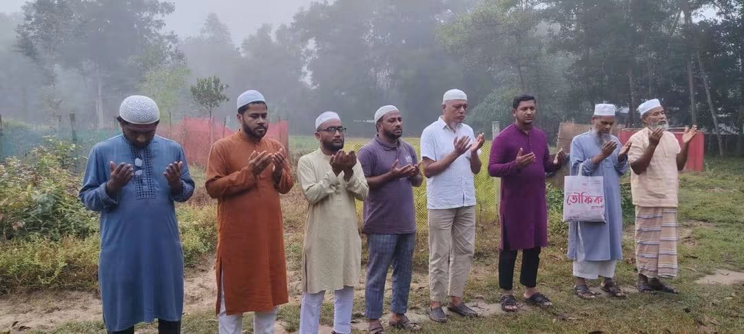 চৌদ্দগ্রামের আলকরায় শহীদ হাজী সুরুজ মিয়া কবর জিয়ারত করলো ইউনিয়ন জামায়াত নেতৃবৃন্দ